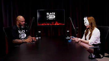 Mostrou o tamanho de pau que gosta e que n&atilde_o gosta, e exibiu seus lindos p&eacute_s - Victoria Rubro (WATCH ON: SHEER/RED)