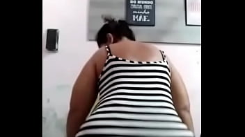 Morena linda dan&ccedil_ando de vestido