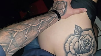 Levei minha namorada no gloryhole, mas o pau do cara era t&atilde_o pequeno que eu tive que comer ela.