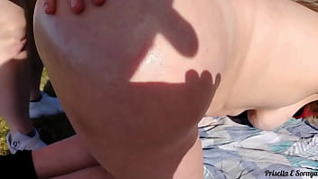 Madrasta e enteada se exibindo em publico no jardim, tomando banho de sol. Comentem se querem   V&iacute_deos!!!!!