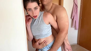 El jefe de mi novio me folla como quiere, a cambio de dar vacaciones para mi novio , sexo en jeans con hombre maduro