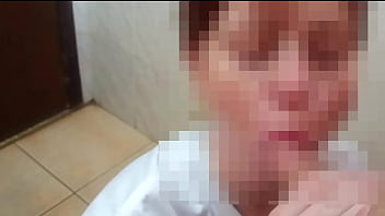 Ruivinha v&ecirc_ seu primo se masturbando no banho e resolve ajud&aacute_-lo