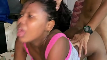 me follo el co&ntilde_o de la puta de mi hermanastra