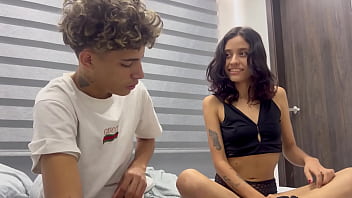 Mi peque&ntilde_ita hermanastra me descubre jugando con su ropa interior y se me antoja follar rico. SEXO REAL AMATEUR.