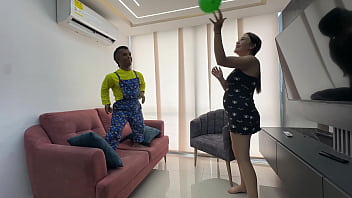 Mi peque&ntilde_o travieso hermanastro no me deja hacer el aseo de la casa y como pretexto termina follandome duro con su enga&ntilde_oso pene grande y termina dandome toda su jugosa y rica leche en mi apretad co&ntilde_o