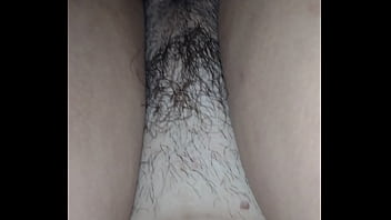 Esposa peluda solicita ao marido que soque forte na xota molhada