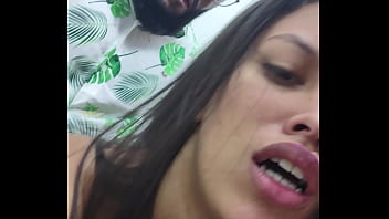 Gostosa n&atilde_o se aguenta e fode com neg&atilde_o no banheiro da balada