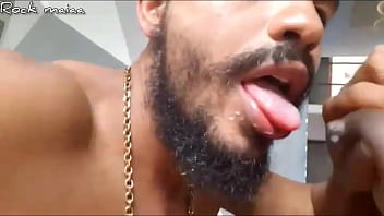 peitos cheios de leite e uma buceta enorme com o meu punho dentro em uma sess&atilde_o de fist ( sexo 100% amador )