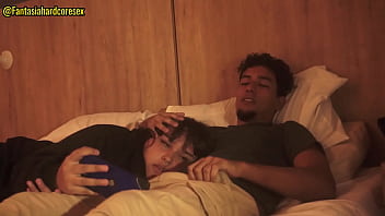 Viendo una pelicula con mi mejor amiga y le meti el pene en la boca antes de que nos descubran