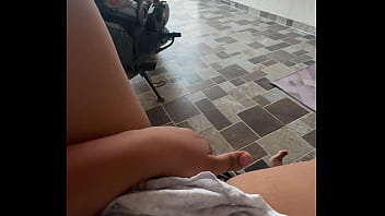 uy noo que pena. mi vecino real me vio masturbandome ahora que voy hacer