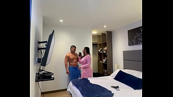 Los hermanastros comparten la cama por el fr&iacute_o pero terminan follando para entrar en calor - thalia restrepo y felipe romero