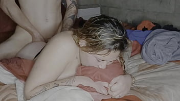 MUERDE la almohada para NO GRITAR y despertar a su HERMANA