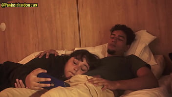 Viendo Netflix con mi hermanastra y se acosto en mi regazo para que le metiera el pene en la boca