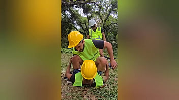 OPERARIOS FODERAM GOSTOSO COM O CHEFE DURANTE A PAUSA DO CAF&Eacute_