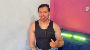 hombre casado hetero se folla a otro casado en los ba&ntilde_os de un bar en sus vacaciones