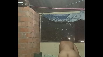 Mamando verga se calienta y se monta encima