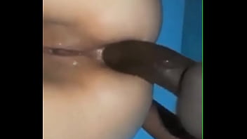 Implorei para ele passar gel ou pelo menos cuspi no meu cuzinho, ele quis colocar no seco