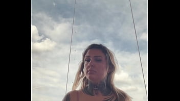 Mulher tatuada quase vai expulsa da academia por usar top transparente com os bicos do peitos duros ! Ela disse q estava duro por est&aacute_ com muito tesao no momento