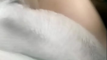 NOS QUEDAMOS SOLOS EN CASA CON MI HERMANASTRA Y LA PONGO A CABALGAR Y LE CHUPO ESAS TETITAS BIEN RICO