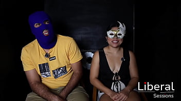 CHICA CULONA ES FOLLADA POR EL CULO EN GLORY HOLE