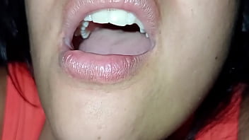 Mamada en primer plano !! Vas a sentir que te la est&aacute_n mamando a ti ! Fue un regalo del d&iacute_a del amor se traga la leche