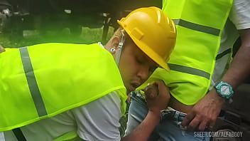 OS OPER&Aacute_RIOS PEGARAM PESADO NA HORA DO ALMO&Ccedil_O FUDERAM O COLEGA PASSIVO E DERAM MUITO LEITE DE SOBREMESA