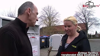 Notgeiler deutscher Opa fragt Hausfrau auf Stra&szlig_e nach sex