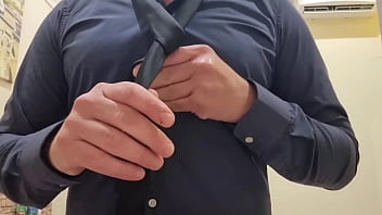 FRATELLASTRO MENTRE SI VESTE SI ECCITA | GEME E SBORRA - VESTITO ELEGANTE CON UN GROSSO CAZZO