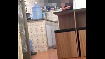 Belinha Hotwife se exibindo em dose dupla: seduziu o entregador e depois o moto Uber. Ganhou duas gozadas na boquinha!