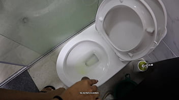 Mi amiga coge mi verga mientras habla con su novio