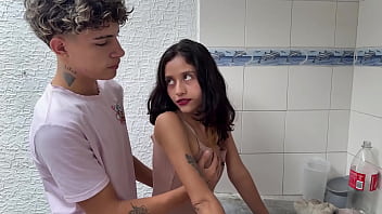 Mi hermanastra esta distraida y yo me la cojo duro.