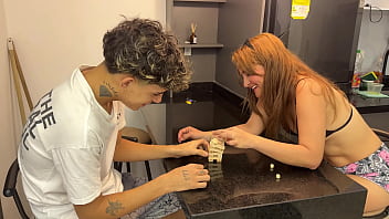 Mi madrastra de culo muy grande hace una apuesta conmigo y hago trampa para cogermela rico.