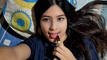 CHICA SE PONE CALIENTE Y MUESTRA SU GRAN CULO