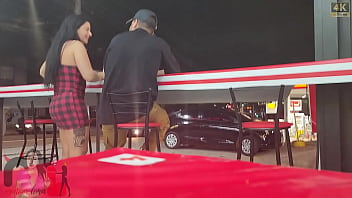 Fui na pastelaria apenas comer um pastal claro mas n&atilde_o esperava ser reconhecida por um safado que n&atilde_o parava de me olhar, cheguei juntoe fomos foder no carro.