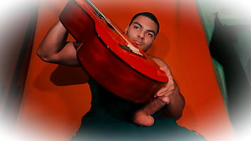 Caballero Sexy Numero Uno - Tocando, Frotando una Guitarra C-80 con el Pene - Masturbacion de pene de 18 Centimetros hasta Acabar