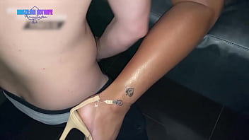 DONO DA FESTA CUCKOLD NIGHT RECEBEU A MULHER DO CORNO NA CABINE E FEZ ELA GOZAR DE VERDADE...