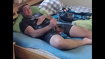 Latex und Dildo in der dreckigen Arschfotze