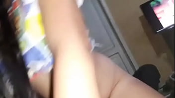 HERMANASTROS SE QUEDAN EN CASA A SOLAS Y LO HACEN EN LA SALA  (porno casera)