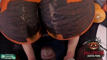 Mama Studio em um BBC fodendo um JACK O'_LANTERN de HALLOWEEN de uma MILF Brasileira