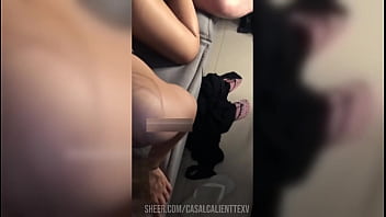 Meu marido trouxe o amigo para jogar video game, o amigo pauzudo meu fudeu deliciosamente.