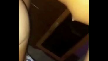 JUSTO A LO QUE LA TENGO EN CUATRO EL CACHUDO DEL NOVIO LA LLAMA  (escucha  lo que le dice mientras se lo estoy metiendo)