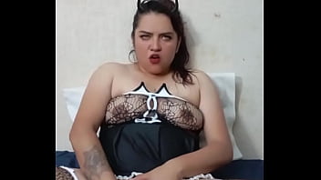 Sirvienta sola se calienta y masturba con su verga