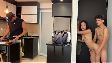 Mi vecina es muy cachonda y me busca para que me la coja duro delante de su cornudo marido.