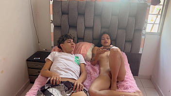 Mi hermanastra se masturba al lado mio a escondidas y piensa que no la voy a descubrir.