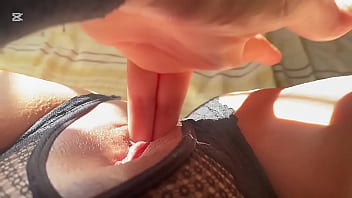 El dia soleado me puso caliente y tuve que masturbarme hasta el orgasmo