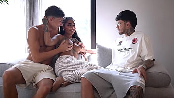 MI MARIDO ME COMPARTE CON EL CASERO PARA QUE NO NOS ECHE DE CASA SEXO ANAL- YASMINA KHAN