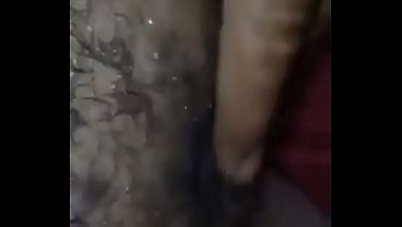 Pelos da novinha com muita porra de negao