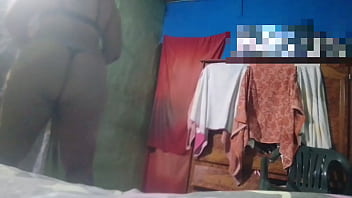 morena muestra su gran culo para que su cu&ntilde_ado se masturbe