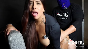 Chica de grandes tetas es follada en glory hole mientras su cornudo observa