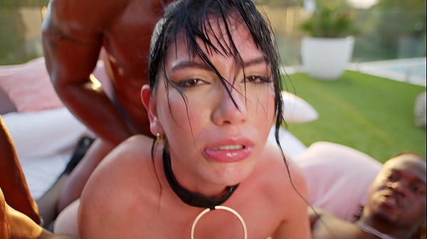 Esta guarra colombiana recibe una buena tanda de pollas por su cumplea&ntilde_os. BBC gangbang a Yenifer Chacon